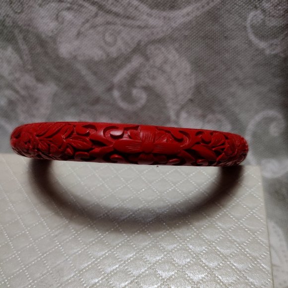 🎬Vintage🎬 Carved Cinnabar Bangle Bracelet - Picture 3 of 8